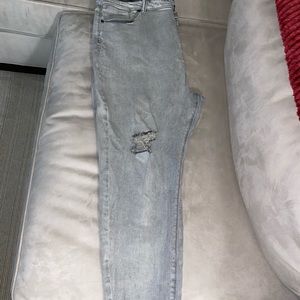 Women’s Fashion Nova (curve) light grey distressed denim jeans. Sz: 20